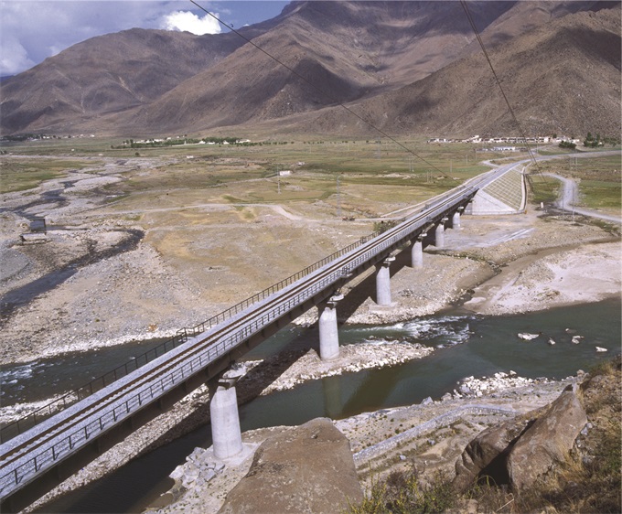 青（海）（西）藏铁路30标段的堆龙曲9号大桥