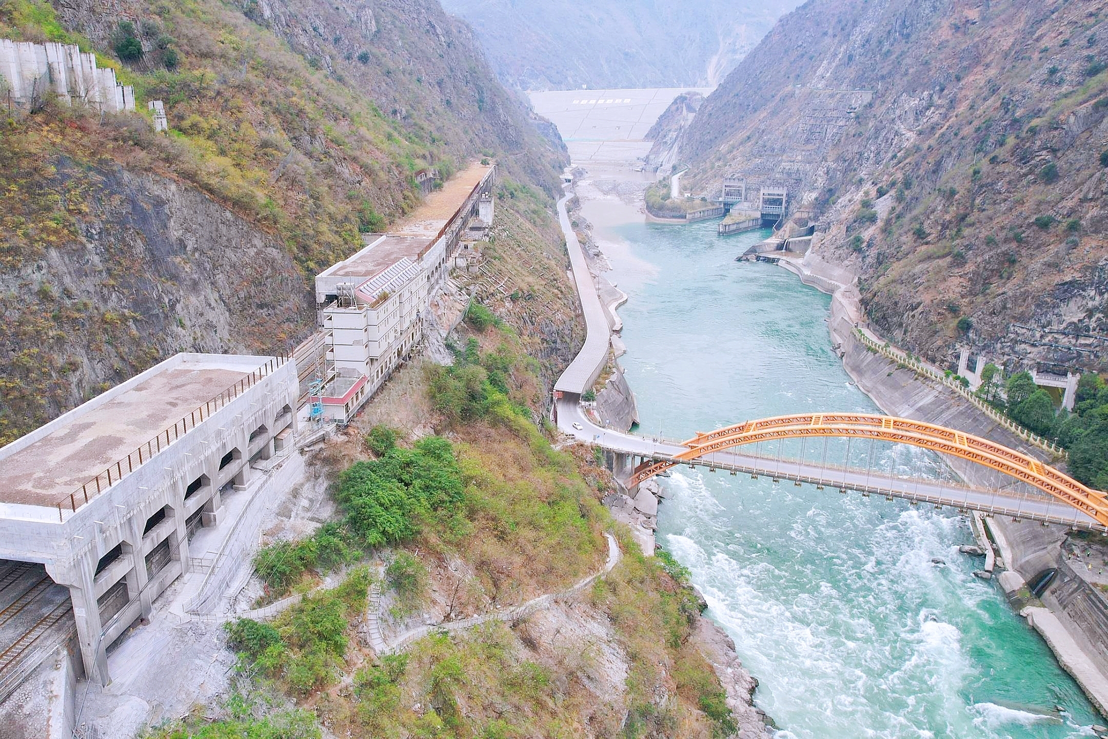 成昆铁路防洪整治及隧道口明棚洞改造