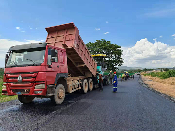 刚果（金）刚波夫矿区道路硬化刷黑工程完工