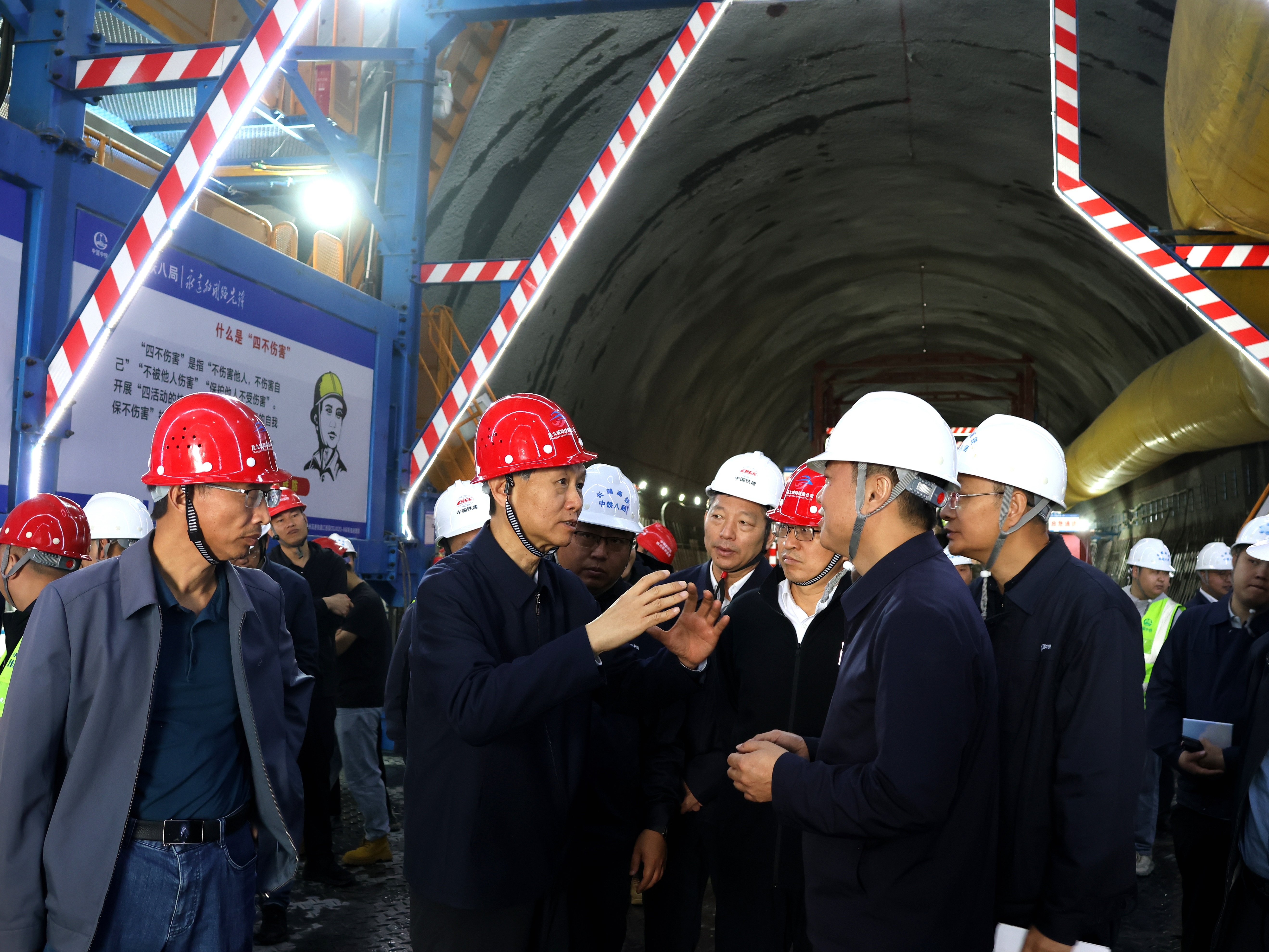 国铁集团对中铁八局长赣高铁项目隧道全工序机械化施工进行调研