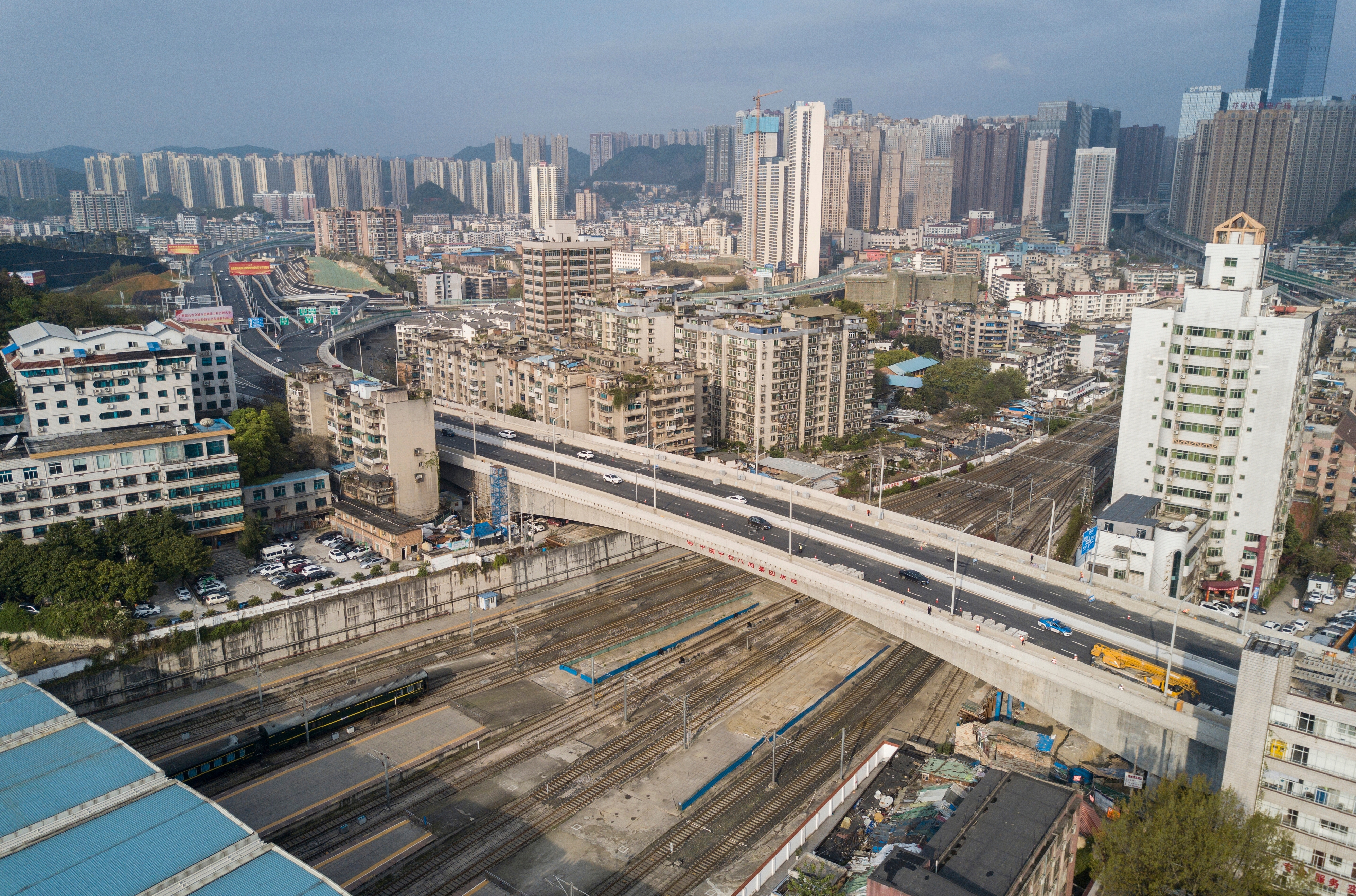 荣获公路交通优质工程奖的贵阳市南明区人民大道上跨沪昆铁路立交桥