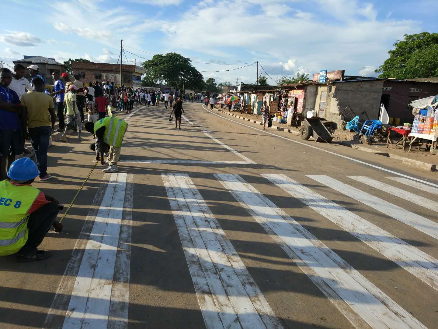 刚果（金）项目部恩佐拉娜沥青完成后进行划线工作