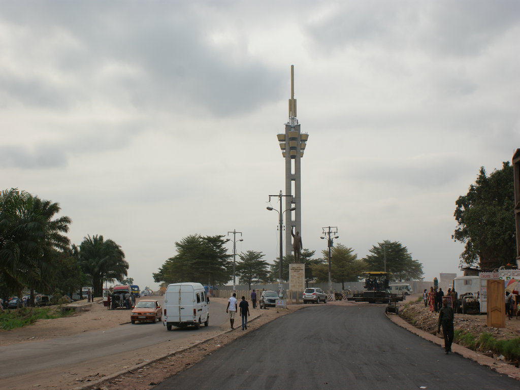 卢蒙巴大道半幅施工