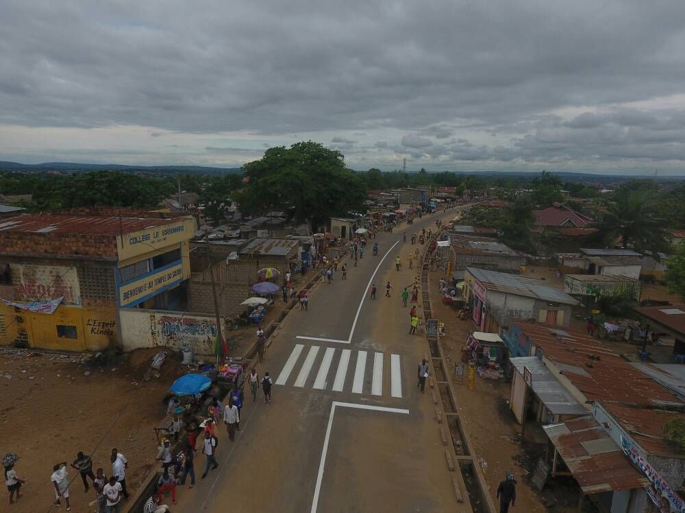 刚果（金）项目部恩佐拉娜沥青完成后进行划线工作