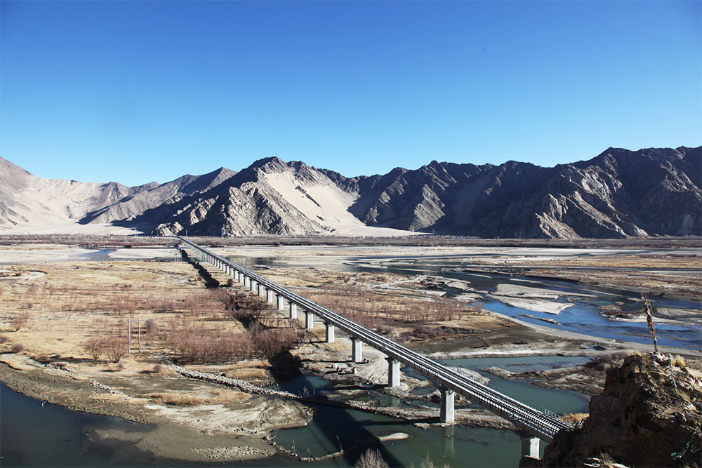 拉萨制梁场生产的桥梁铺架在拉萨河特大桥